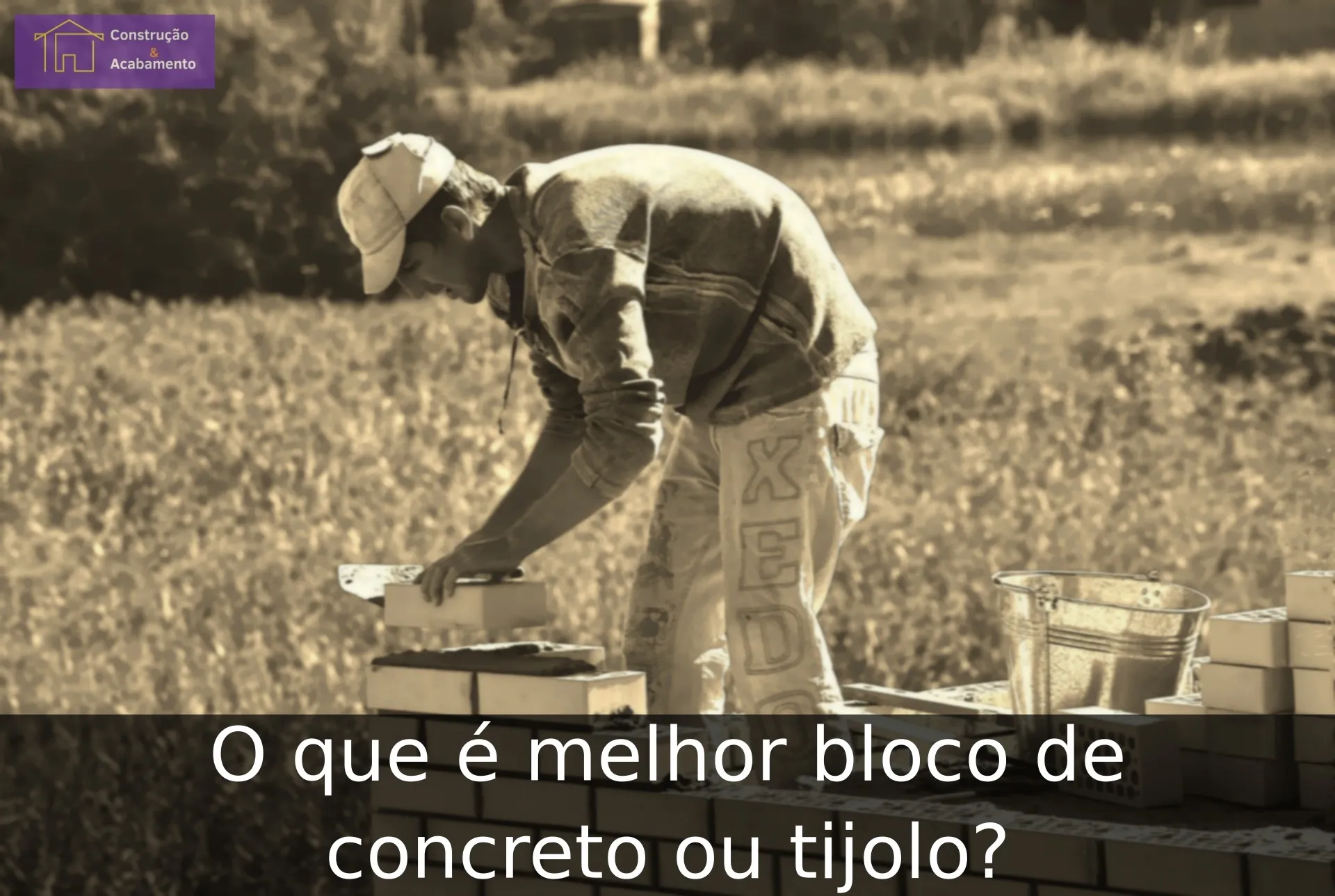 Bloco de concreto ou tijolo: Qual o melhor? Pedreiro construindo uma parede de tijolo