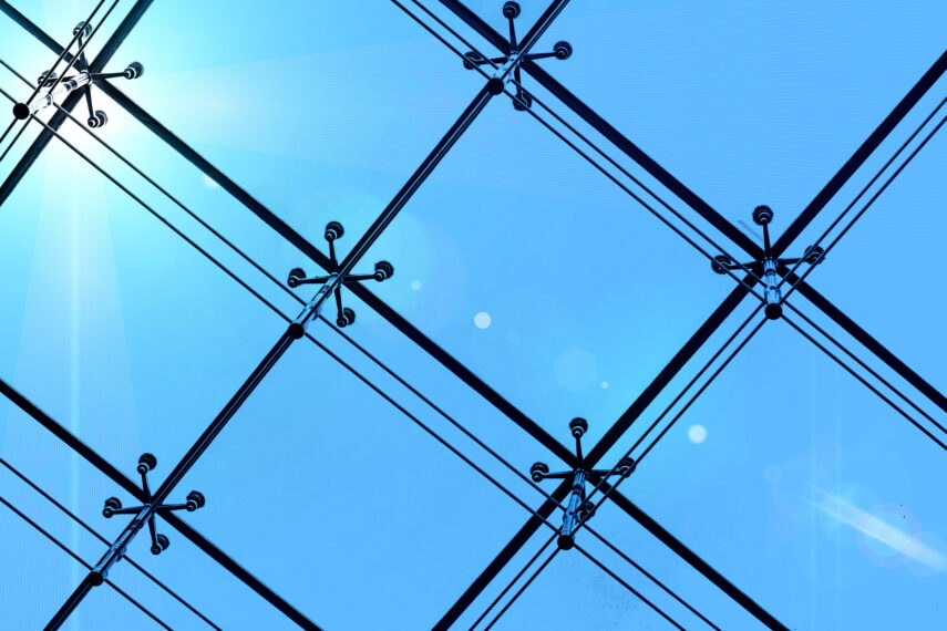 Veja como as coberturas de vidro combinam sofisticação e proteção em áreas externas Veja como as coberturas de vidro combinam sofisticação e proteção em áreas externas